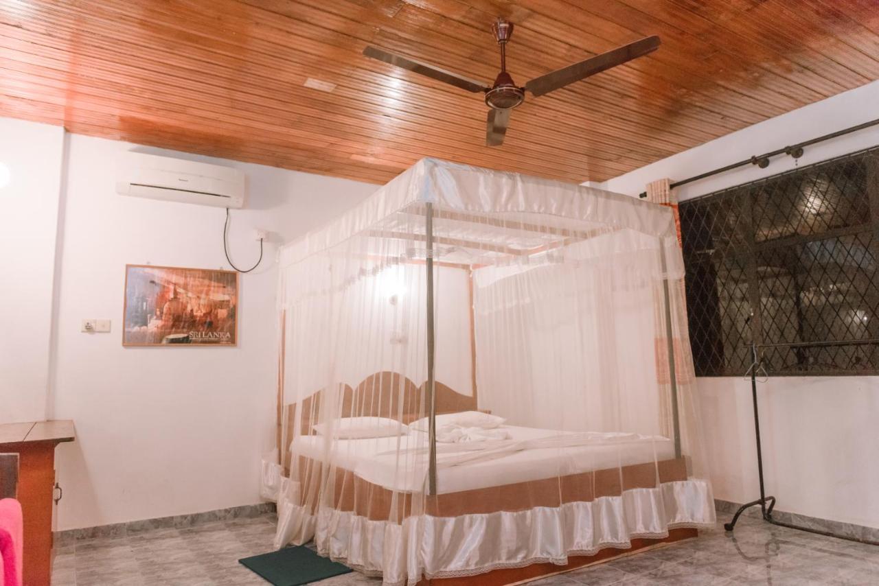 Rock House Hotel Unawatuna Bagian luar foto
